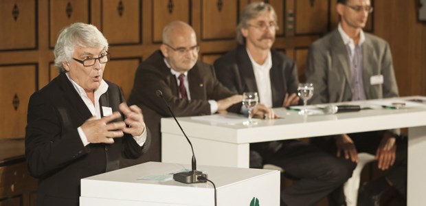 Die Fronten bröckeln Naturheilmittel sollen rational eingesetzt werden, wo sie Nutzen stiften: Professor Gerd Glaeske, Zentrum für Sozialpolitik der Universität Bremen.
