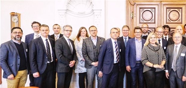 Mit „DigiOnko“ vereint gegen Brustkrebs Nehmen Brustkrebs ins Visier: Bayerns Gesundheitsministerin Melanie Huml (Mitte) mit Vertretern des Bayerischen Innovationsbündnisses gegen Krebs bei der Impulsveranstaltung zu DigiOnko in Nürnberg. Zum Zeitpunkt des Fotos galt noch nicht das Abstandsgebot von 1,5 Metern.