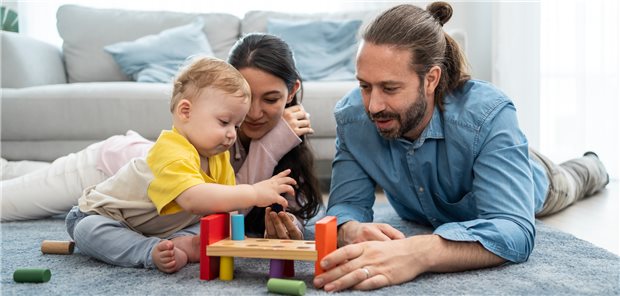 Nehmen beide Elternteile Elternzeit, dürfen sie eine bestimmte Wochenarbeitszeit nicht überschreiten, um den Partnerbonus zu bekommen.
