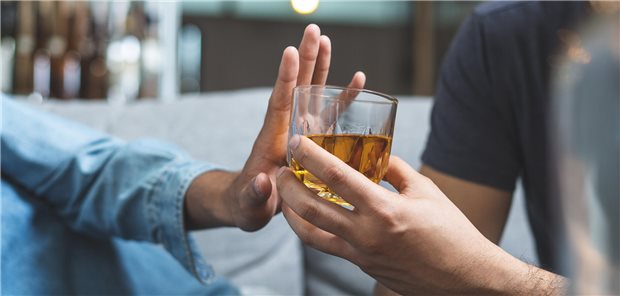 Eine Person weigert sich, Alkohol zu trinken. 