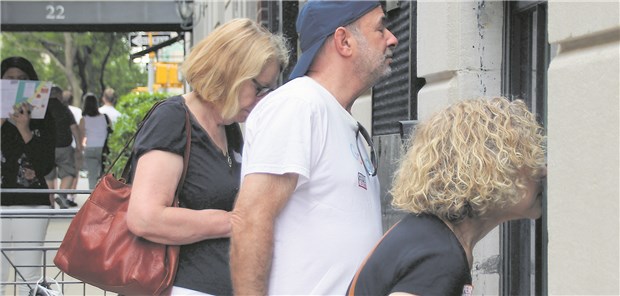 Riech-Touren mit der Geruchsforscherin Nein, hier wird nicht durchs Fenster gespäht, Teilnehmer einer „Riech-Tour“ in New York schnüffeln an einem Haus auf der Suche nach interessanten Gerüchen.