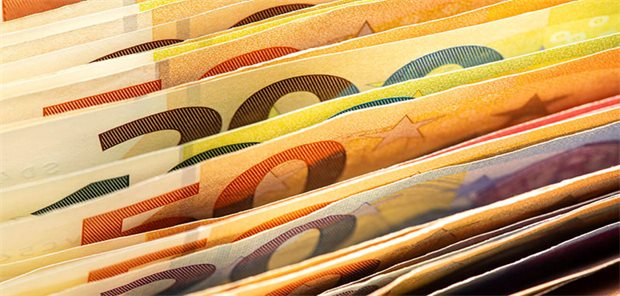 Wenig Spielraum für Honorarzuwachs: BMG gibt Grundlohnrate 2027 bekannt Euro-Scheine, die wie Akten angeordnet sind