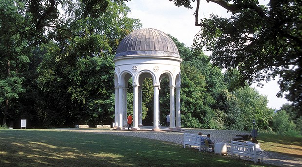 Wiesbaden soll zu einer Modell-Gesundheitsstadt werden Nerobergtempel, eines von vielen Wahrzeichen Wiesbadens. Die Kur- und Landeshauptstadt soll nach dem Willen der IHK eine Gesundheitsstadt werden.