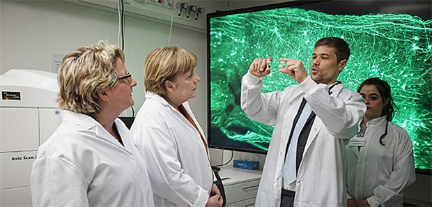 Neues Forschungszentrum für neurodegenerative Krankheiten Nerven unter der Lupe: Die zentrale Technologie- und Service-Abteilung („Core Research Facilities & Services“) verfügt über mehr als 20 modernste Lichtmikroskope. Mit diesen können zum Beispiel Gewebeproben, Nervenzellen und sogar einzelne Moleküle innerhalb von Nervenzellen untersucht werden.