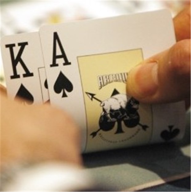 Ein einig Volk von Glücksspielern? Nervenkitzel um Geld, der zur Sucht werden kann: Poker spielen wird in Deutschland immer populärer.