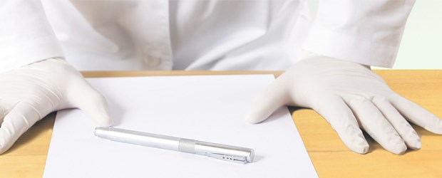 Die große Last mit der Bürokratie Nerviges Papier: Ein Schreibtisch voller Bürokratie.