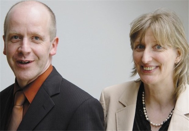 Das passende Netz für jeden Sterbenskranken Netzbildung ist nötig: Heiner Melching (Ambulanter Palliativdienst des Bremer Klinikums Links der Weser), Elke Ehlert (Palliativstation des LDW).