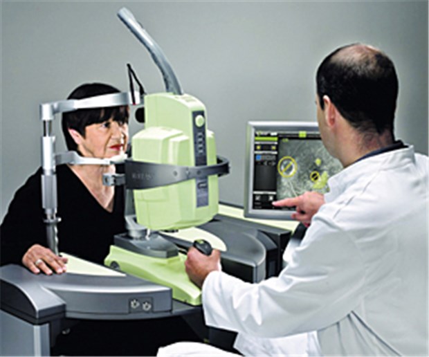 Medica Excellence Award für Kooperationen Netzhaut-Laserbehandlung bei Makulaödemen: Der Arzt steuert die navigierte Lasertherapie vom Touchscreen aus.