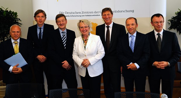 Schavan stellt Gesundheitsforschungszentren vor Netzwerk Forschung: Annette Schavan (mitte) und sechs Sprecher der geförderten Gesundheitszentren.