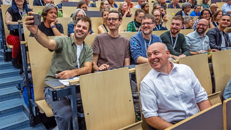 Netzwerken gehört natürlich auch zum Kongress, live und auf Social Media.