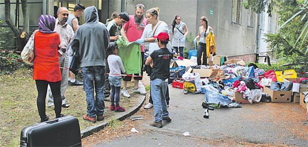 Ärztekammer kritisiert 'prekäre' Zustände Neu angekommene Flüchtlinge werden vor dem Landesamt für Gesundheit und Soziales mit Spenden eingekleidet - doch es mangelt an medizinischer Versorgung.