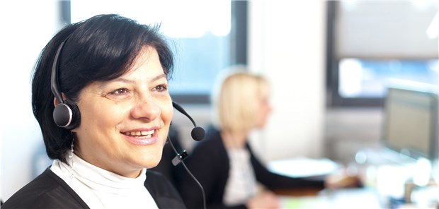 Neue Aufgaben für die Mitarbeiter in den Callcentern der KVen: Seit Jahresanfang soll über die Notfalldienst-Nummer 116 117 auch eine Ersteinschätzung erfolgen, wie dringlich ein Arztbesuch ist. (Symbolbild mit Fotomodell)