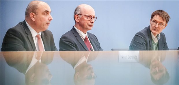 Neues Präventions-Institut soll 2025 starten Neue Bundesbehörde im Blick (v.l.n.r.): Der neue RKI-Chef Professor Lars Schaade, Dr. Johannes Nießen vom Gesundheitsamt Köln und Bundesgesundheitsminister Professor Karl Lauterbach (SPD) am Mittwoch bei der Bundespressekonferenz.