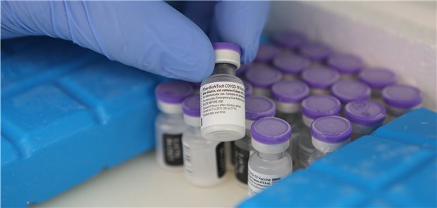 Wird das Verimpfen der BioNTech-Vakzine bald einfacher? Neue Daten zur Stabilität der BioNTech-Corona-Vakzine könnten künftig den Umgang mit diesem Impfstoff erleichtern.