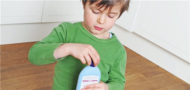 Giftnotruf – Desinfektionsmittel sorgen für Aufregung Neue Gefahr im Haushalt: Flaschen mit Desinfektionsmitteln sollten für Kinder unerreichbar abgestellt werden. Sonst könnten fatale Folgen drohen.