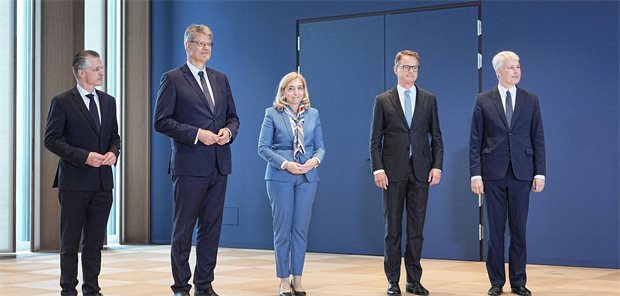 Fünf Personen, die als Bundesminister entlassen wurden oder neu ernannt wurden.