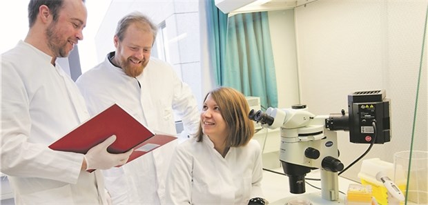 Mit Gentherapie Mykobakterien nicht mehr schutzlos ausgeliefert Neue Optionen bei seltene Erkrankungen: Privatdozent Dr. Nico Lachmann (li.) mit zwei der drei Erstautoren: Patrick Blank und Dr. Miriam Hetzel arbeiten an der Therapie für MSMD-Patienten.
