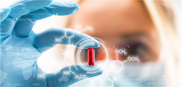 Frau blickt auf eine Tablette in ihrer behandschuhten Hand, darüber eingeblendet eine chemische Strukturformel, Daten, eine Weltkarte.