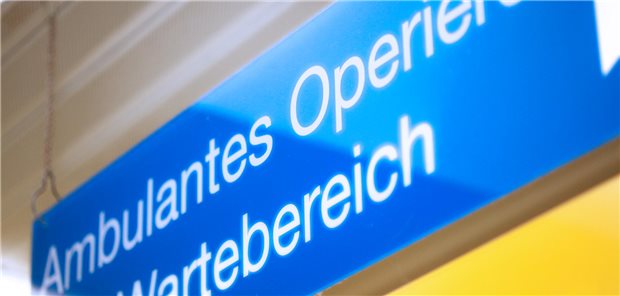 Schild mit Aufschrift "Ambulantes Operieren: Wartebereich"