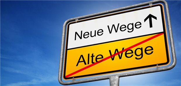 Schild mit Aufschrift „Neue Wege“, wobei unten „Alte Wege“ durchgestrichen ist.