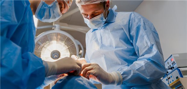 Zwei Ärzte führen in einer medizinischen Klinik eine Operation  and den Augen einer Frau durch.