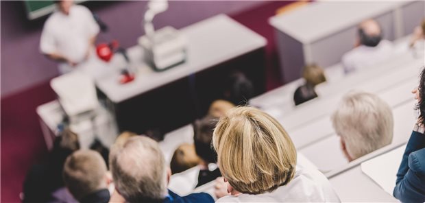 Neue, zeitgemäße Lernziele und mehr Praxisnähe schon während des Studiums warten auf Umsetzung: Die Weiterentwicklung der Ärztlichen Approbationsordnung tritt auf der Stelle.
