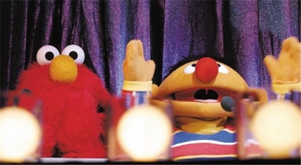 Elmo und Bert trösten Kinder von US-Soldaten Neuer Job für Elmo und Ernie im "Sesame Workshop".