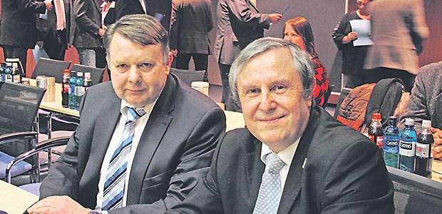 KV Hessen stellt sich gegen KBV Neues Duo: KV-Chef Frank Dastych (rechts) und KV-Vize Dr. Günter Haas kurz vor ihrer Wahl im Januar 2013.
