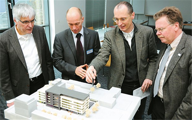 Ärztehäuser - ein lukratives Engagement für Investoren Neues Fachärztezentrum Darmstadt geplant (v. l.): Investor Ulrich Scheinert diskutiert mit Marcus Fleischhauer vom Klinikum Darmstadt, Architekt Rüdiger Ruby und Klinikdezernent Dr. Dierk Molter.