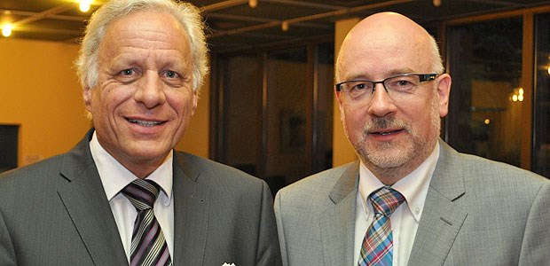 Neues Führungsduo bei der KV Hamburg Neues Führungsduo der KV Hamburg: Walter Plassmann (l.) ist ab Juli Vorstandsvorsitzender der KV, Dr. Dirk Heinrich löst Dr. Michael Späth als Vorsitzenden der Vertreterversammlung ab.