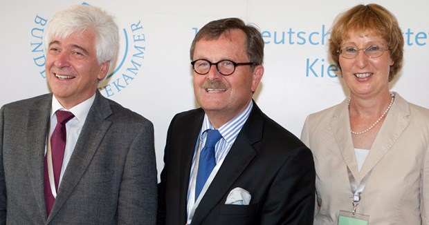 Montgomery führt die Ärzte Neues Führungstrio: Dr. Max Kaplan, Dr. Frank Ulrich Montgomery und Dr. Martina Wenker (v.l.).