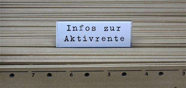 Aktenhängergister mit Schild mit Aufschrift "Infos zur Aktivrente"