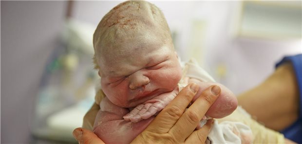 Neugeborenes: Hat die Mutter Diabetes, stellt sich immer die bange Frage nach Fehlbildungen. Prävention kann die Gefahr deutlich senken.