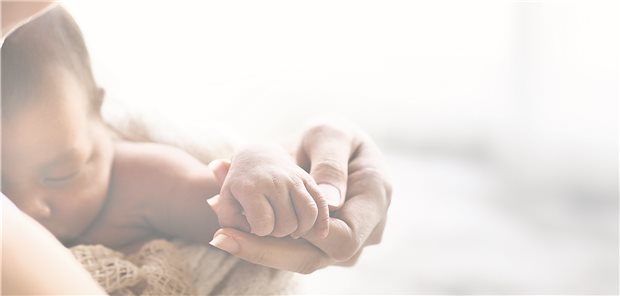 Neugeborenes: Mikroben der Mutter geben dem Immunsystem einen Schub – auch bei Sectio-Geburten.