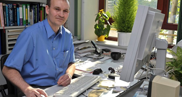 Bremer Hirnforscher will weiter an Affen forschen Neurobiologe Kreiter Anfang 2010 in seinem Büro: Er will weiter forschen.