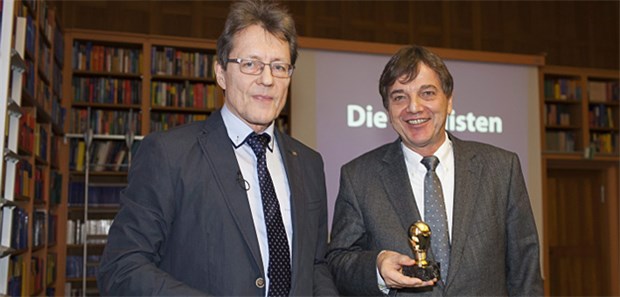 Neurologe und Erfinder Dr. Falk von Zitzewitz (r.) bei der Verleihung des Innovationspreises, zusammen mit Heinz Welling von HCC Better Care.