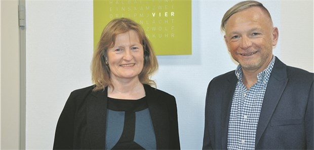 Niederlassung mit 57? Das kann gehen Neurologin Angelika Weiß-Köhler und Finanzexperte Jürgen Eichner in den neuen Praxisräumen.