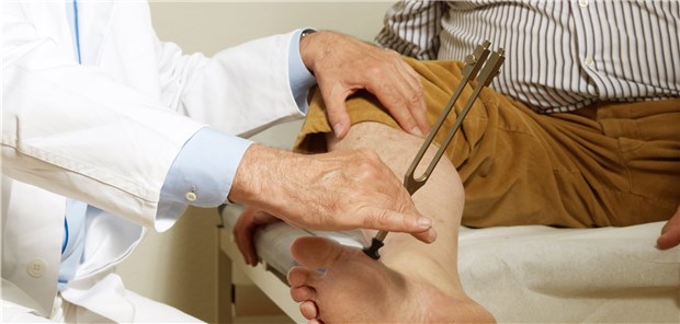 Neuropathie-Check bei einem Diabetes-Patienten. Diese Gruppe nutzt besonders intensiv die entsprechenden DMP-Programme.