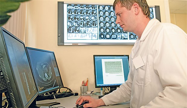 Koalition will die E-Health-Blockaden brechen Neuroradiologe bei der Befundung. Telemedizin ist in der Radiologie schon Standard.