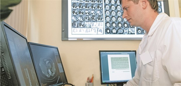 Neuroradiologe beim Befunden: Kollegenrat kommt heute per Telemedizin in Echtzeit.