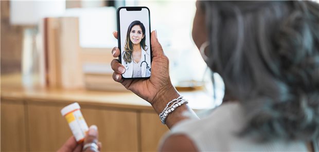 Neustrukturierung der Patientenberatung: Die Unabhängige Patientenberatung Deutschland soll unter anderem ein „zentral organisiertes digitales und telefonisches Informations-und Beratungsangebot“ schaffen. (Symbolbild mit Fotomodellen)