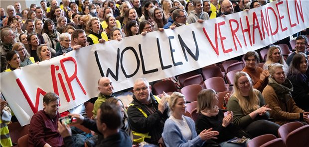 Ab Montag Streik am Uni-Klinikum Gießen und Marburg Nicht-ärztliche Beschäftigte halten während eines Warnstreiks am 7. März in der Kongresshalle Gießen ein Banner mit der Aufschrift „Wir wollen verhandeln“ hoch.