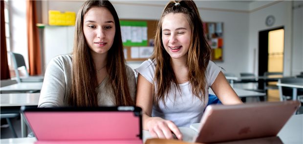 Digitalisierung fehlt in der Ausbildung bei Gesundheitsberufen zwei Auszubildende hinter Laptops in einem Klassenzimmer, die eine lacht, die andere blickt konzentriert. Nicht alle Auszubildenden in Gesundheitsberufen sind auf den digitalen Wandel vorbereitet. Die Fachberufekonferenz setzt sich daher für zielgerichtete Fördermaßnahmen ein.