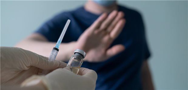 Nicht alle Menschen in Deutschland ließen sich gegen Corona impfen. Rückblickend unterschätzen Ungeimpfte sowohl das Krankheitsrisiko als auch das Vertrauen in die Wissenschaft.