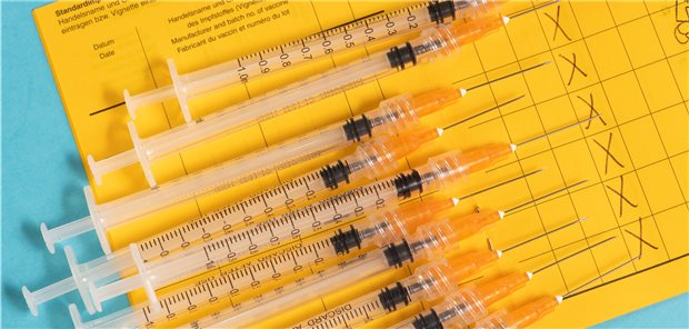 Nicht alle Mitarbeiter von Praxen oder Pflegeheimen sind gegen Corona geimpft. Durch ein Beschäftigungsverbot könnte es im Osten zu Personalengpässen kommen.