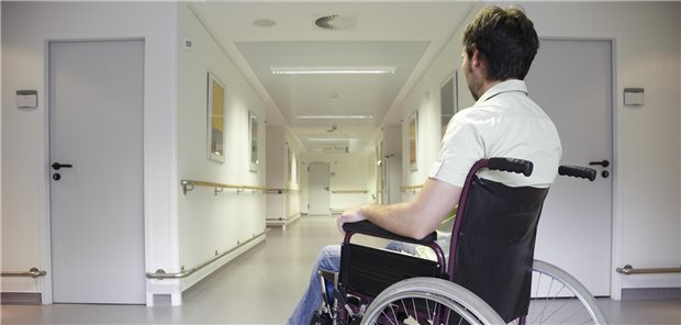 Gesundheitswesen ohne Hindernisse: Lauterbach startet Aktionsplan Nicht alle Räumlichkeiten im Gesundheitswesen präsentieren sich Rollstuhlnutzern so übersichtlich eben und hindernisfrei wie dieser Krankenhausflur. Wo Hindernisse den Zugang zur Versorgung erschweren, soll nun ein Aktionsplan der Bundesregierung ermitteln helfen.