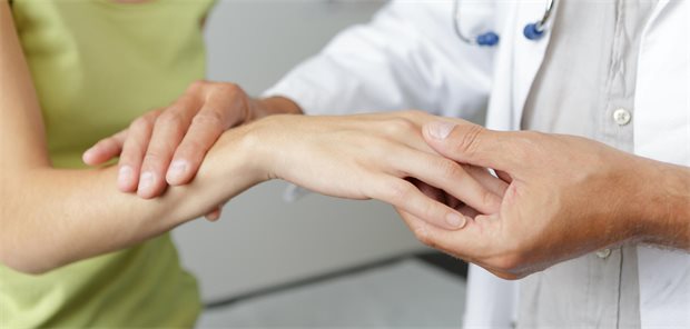 Nicht alles können Ärzte in der Rheumatologie delegieren – die strukturierte Vorbereitung einer Anamnese allerdings schon.