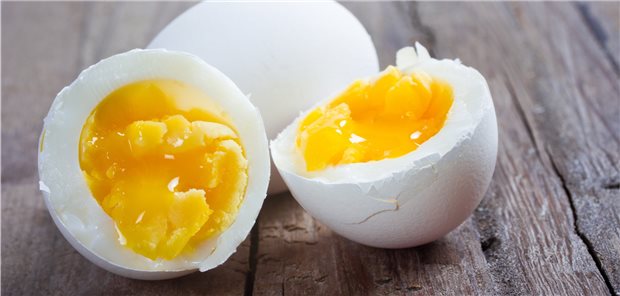 Der Streit um das Gelbe vom Ei Nicht das Gelbe vom Ei? Da ein Ei etwa 186 mg Cholesterin enthält, wird dieses Produkt aus Sorge um Herz und Gefäße oft gemieden.