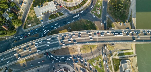 Autobahn mit sich stauenden Fahrzeugen von oben
