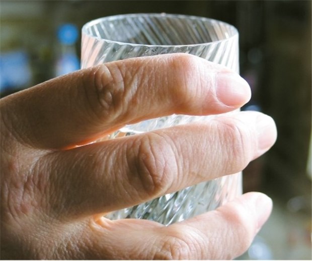 Arthrose - ein Gesellschaftsproblem Nicht einfach: mit Arthrose-geschädigten Fingern ein Glas zu halten.
